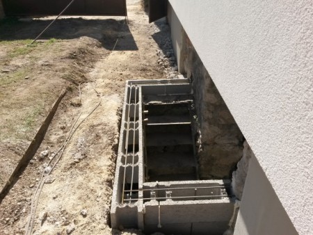 Vystavenie múrika okolo schodov
